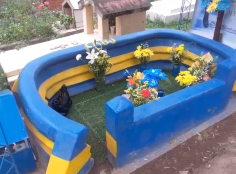 Insólito| Una mamá convirtió la tumba de su hijo en una 'Bombonera'