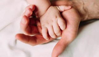 Proyectan extender la licencia por paternidad a empleados municipales capitalinos