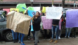 Egresados 2017 del "Myriam Gloss" reclaman por sus títulos