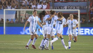 Las chicas de Argentina, con un pie y medio en el Mundial