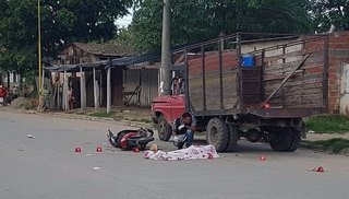 Motociclista murió al chocar contra un camión