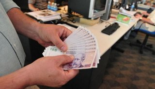 Pico inflacionario: el salario real cayó en octubre al punto más bajo de la década
