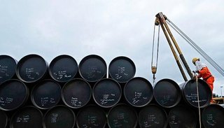 Sigue cayendo el precio del petróleo, pero las naftas en Argentina siguen en alza