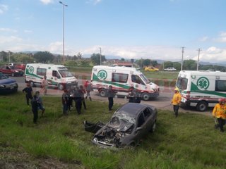 Tres personas resultaron heridas tras el choque de auto y un camión que transportaba bebidas