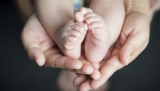 La justicia reconoció a dos madres que concibieron con "fertilización casera"