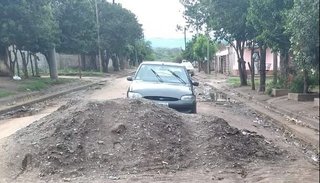 Insólito montículo en una calle del populoso Abdala