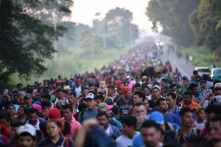 Caravana de migrantes pisa el acelerador para llegar a EEUU