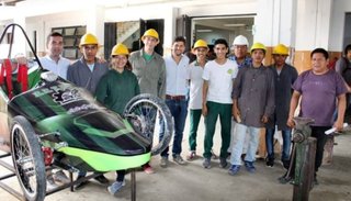 Alumnos compiten con su original diseño de dos autos ecológicos