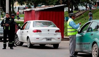 Controlan documentación a conductores de vehículos