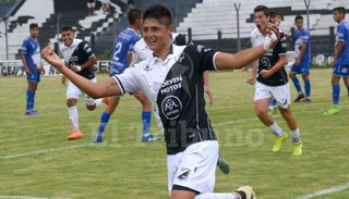 El cuervo quiere pegar primero en casa