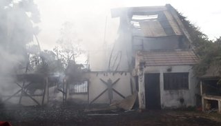 Discutió con su pareja y quemó la vivienda