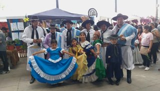 En vivo. Mateada de mini paisanas en la exestación de trenes
