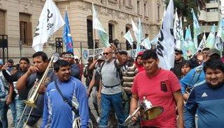 Seom pide un bono social de 15 mil pesos