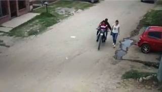 Asalto de "motochorros" captado por cámaras