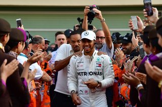 El campeón Hamilton se impuso en Yas Marina