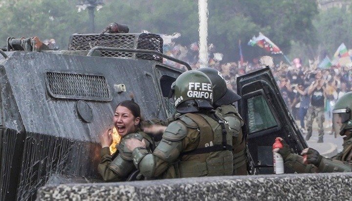 Atacaron a dos mujeres policías con bombas molotov durante las protestas en Chile- Atacaron a dos mujeres policías con bombas molotov durante las protestas en Chile
