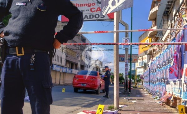 ¡A los tiros! Pegatineros se enfrentaron en pleno centro salteño: un herido de bala y 14 demorados - El Tribuno.com.ar