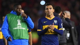 Cerraron causas contra Tevez y Zárate por gestos en el Monumental