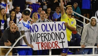 Chilavert se solidarizó con el hincha que le hizo una bandera a Zárate