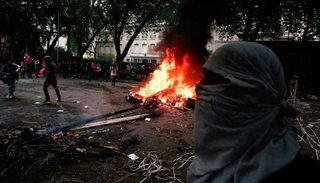 En medio de las protestas, atacaron la residencia del embajador argentino en Chile