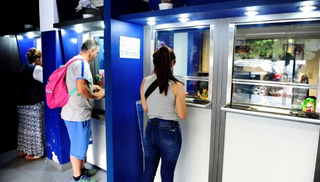 Los bolivianos en Argentina tienen miedo que la plata que mandan a sus parientes no llegue