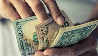 El dólar con recargo del 30% se acercó a los $82