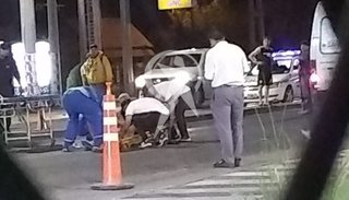 Violento choque entre un auto y una moto sobre avenida exCombatientes