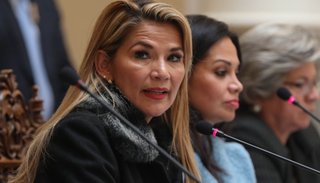 Áñez convocará hoy a elecciones en Bolivia "si Dios lo permite"