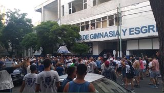 Hinchas del lobo piden por la vuelta de Maradona