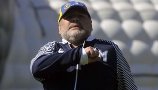 Maradona acusó a Riquelme de "venderse" para las elecciones en Boca