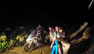 Auxilian a un motociclista español herido en plena Puna