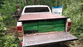 Abandonan vehículo con más de 660 kg de droga