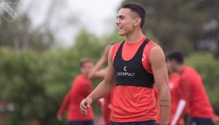 El “rojo”, con Lucas González, visita a Fénix en Uruguay