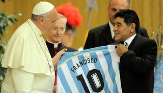 El papa Francisco despidió a Maradona y le envió un rosario a su familia