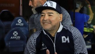 Aseguran que Maradona se cayó, se golpeó la cabeza y no fue atendido