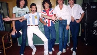 Queen homenajeó a Diego Maradona