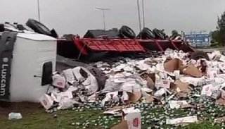 Volcó un camión con latas de cerveza en el acceso a Orán