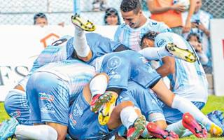 El albo ganó sufriendo y  quedó a tres escalones 