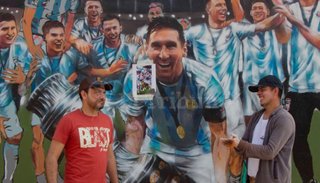 Güemes: Dos artistas pintaron a Messi campeón de la Copa América