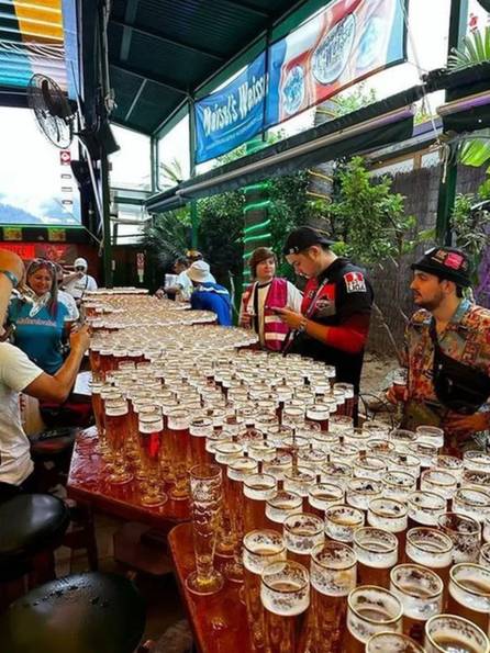 Solo en 3 horas, alemanes beben más de mil cervezas y rompen récord- Solo en 3 horas, alemanes beben más de mil cervezas y rompen récord