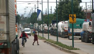 Afirman que el combustible que cruza a Bolivia no es argentino