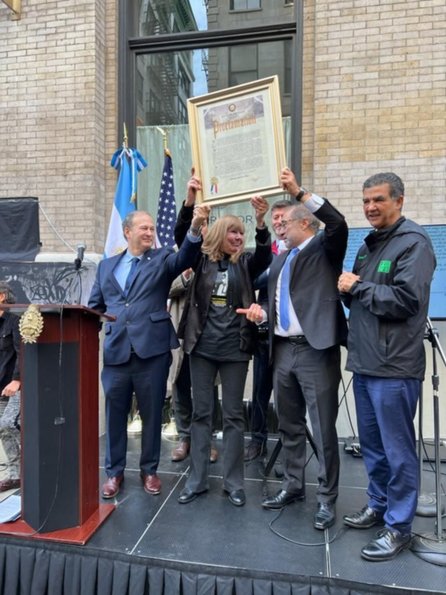 La Ciudad de Nueva York homenajeó a Charly García: tiene una esquina a su nombre- La Ciudad de Nueva York homenajeó a Charly García: tiene una esquina a su nombre