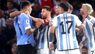 Uruguay vence en un tenso partido a Argentina, y Messi lanza un