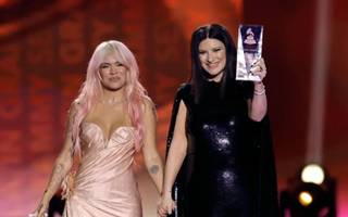 Laura Pausini recibe el premio Persona del Año de manos de Karol G, interpreta éxitos en los Latin Grammy 2023