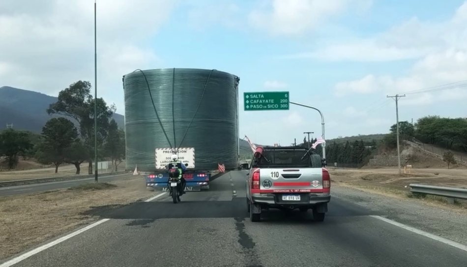 Operativo en Salta: camiones con enormes tanques atraviesan la zona este- Operativo en Salta: camiones con enormes tanques atraviesan la zona este