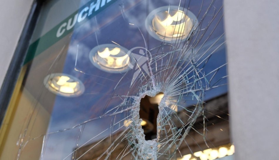 Robo frustrado en Salta: Rompieron una vidriera de una joyería ubicada en el microcentro
