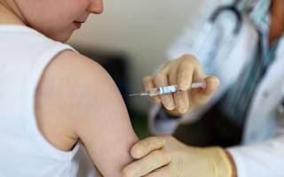 ¿Vacunas sin agujas?: la nueva apuesta de Bill Gates