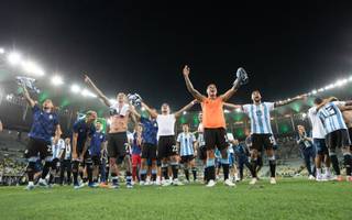 Argentina venció a Brasil y sigue siendo único líder