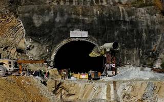 Avanza el rescate de 41 obreros atrapados en un túnel de India