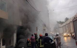 VIDEO. Se incendió un edificio frente la Central de Policía: dotaciones de Bomberos trabajan en el lugar